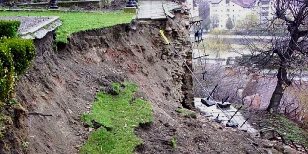 Prefectura şi Consiliul Judeţean vor bani pentru studiile împotriva alunecărilor de teren de la Sighişoara 