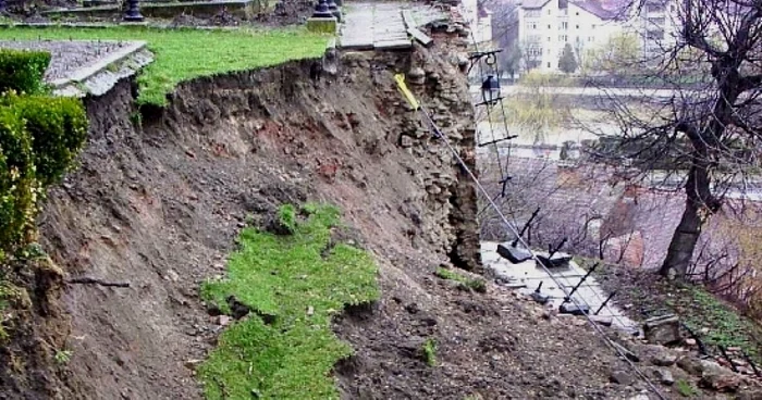 Prefectura şi Consiliul Judeţean vor bani pentru studiile împotriva alunecărilor de teren de la Sighişoara 