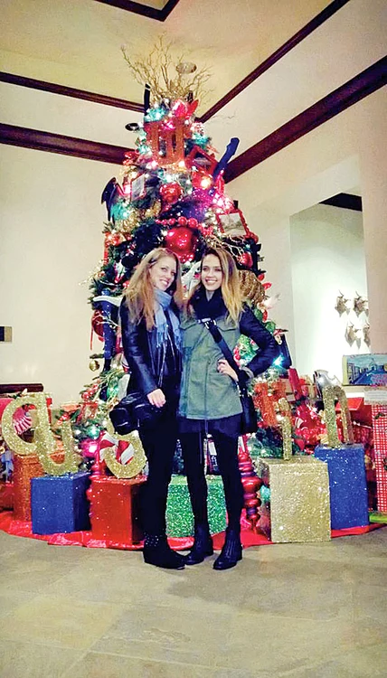 Jessica Alba a apelat la ajutorul unei prietene pentru a împodobi bradul