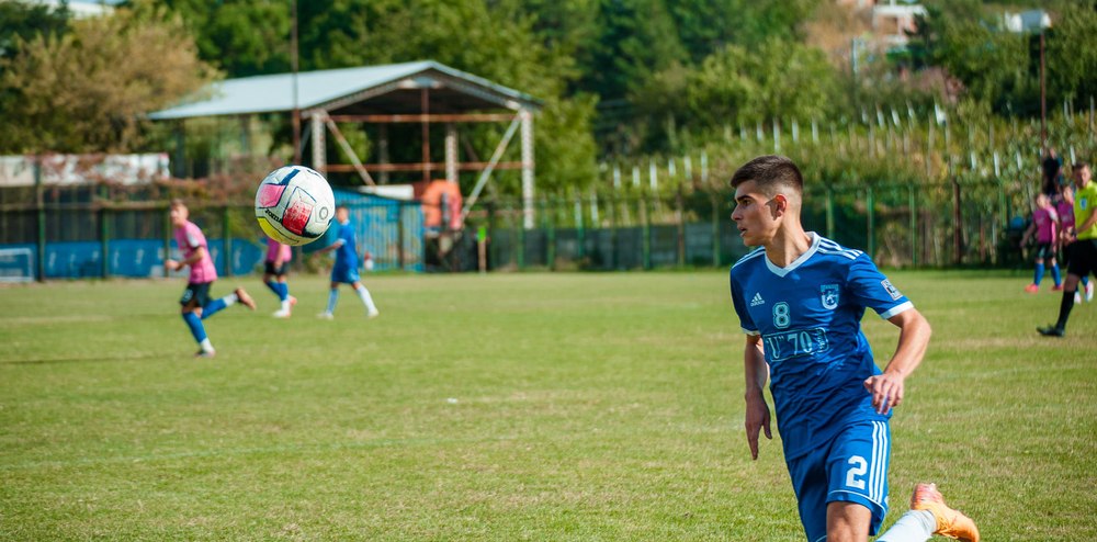 Elevul genial care este căpitan la fotbal. A terminat șef de promoție la un colegiu din Craiova