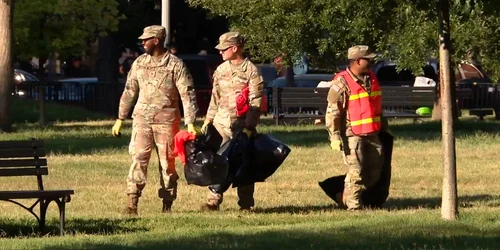 Soldaţii Gărzii Naţionale, trimişi să strângă gunoiul în Washington jpg