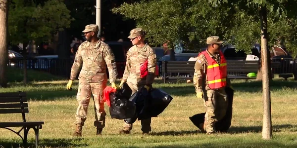 Soldaţii Gărzii Naţionale, trimişi să strângă gunoiul în Washington jpg