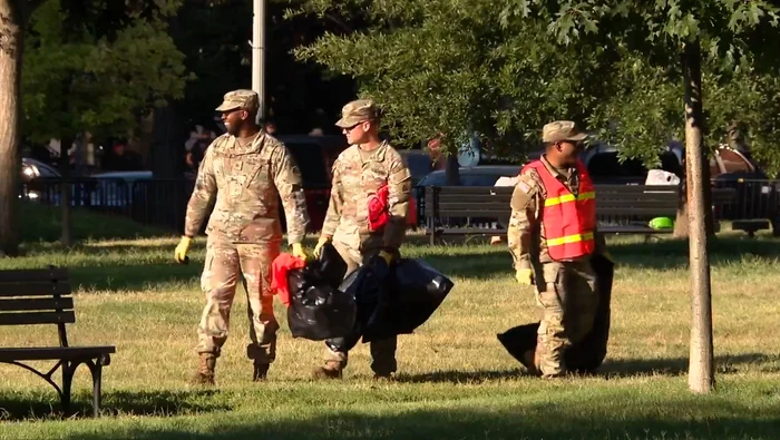 Soldații Gărzii Naționale, puși să strângă gunoiul la Washington FOTO: Captură video
