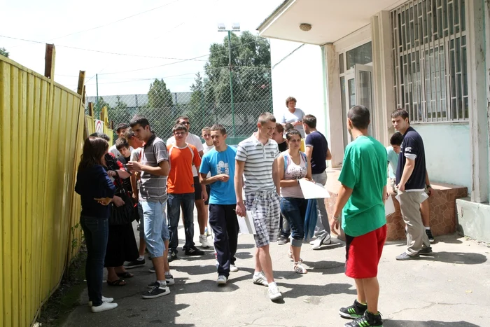 Elevi în faţa centrului de examinare la Bacalaureat FOTO Adevărul