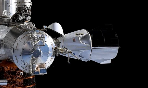 capsula spaceX crew dragon atasata la statia spatiala internationala foto nasa