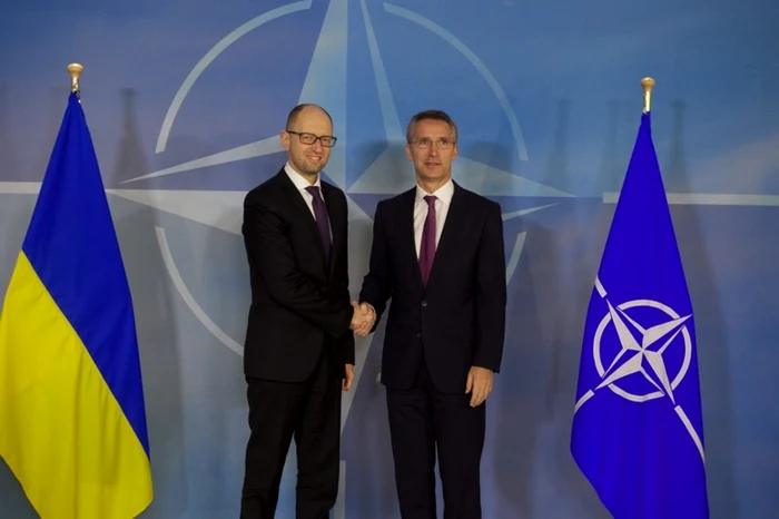 Premierul ucrainean, Arseni Iaţeniuk, alături de secretarul general NATO, Jens Stoltenberg FOTO nato.int