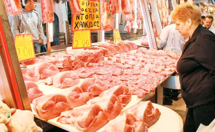 Negustorii din piaţa de carne din zona Metropoleos îşi ademenesc în fiecare weekend clienţii cu preţuri de criză