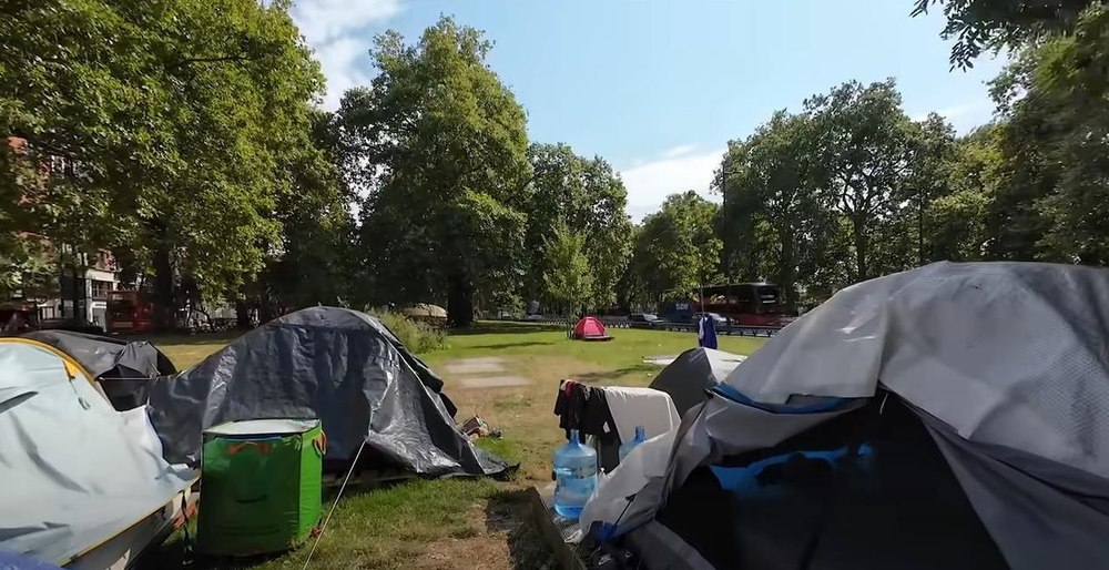 Autoritățile britanice, neputincioase în fața românilor veniți cu cortul în centre turistice