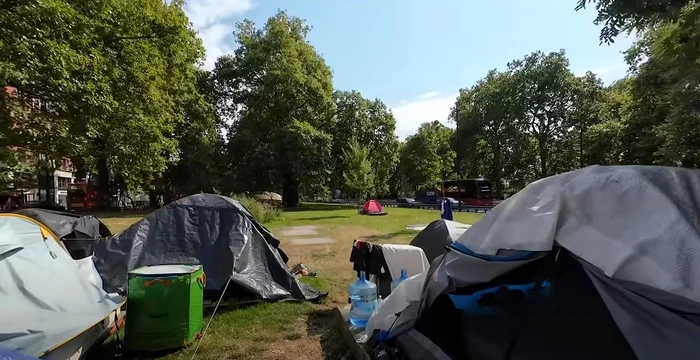 Corturile românilor în zone de lux din Marea Britanie şi Irlanda. FOTO: captură video