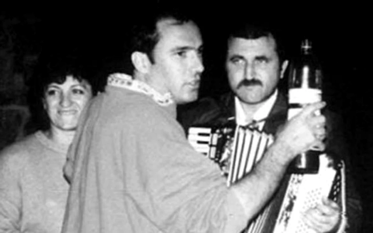 Nicu Ceauşescu la lăutari. FOTO: Historia
