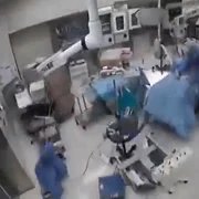 Chirurgi surprinși de un cutremur puternic în Japonia în timpul unei operații. Au rămas lângă pacient în ciuda pericolului FOTO captura video X