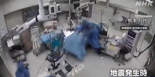 Chirurgi surprinși de un cutremur puternic în Japonia în timpul unei operații. Au rămas lângă pacient în ciuda pericolului FOTO captura video X