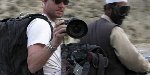 Jurnalistul David Gilkey in valea raului Kunar FOTO NPR