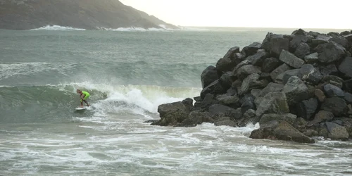 Un surfer se dă pe valuri în apropiere de oraşul Coffs Harbour Australia FOTO FOTO Guliver/GettyImages