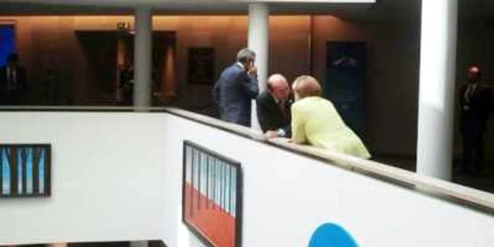 Traian Băsescu, discuţii informale cu Angela Merkel la Bruxelles FOTO facebook.com/ Presedintele Traian Basescu