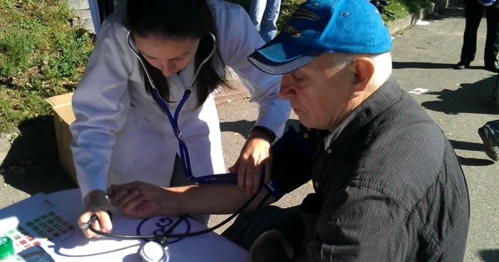 Peste 200 de oameni şi-au verificat tensiunea arterială în cadrul campaniei „Promenada inimilor“ Foto: Andrei Rizescu