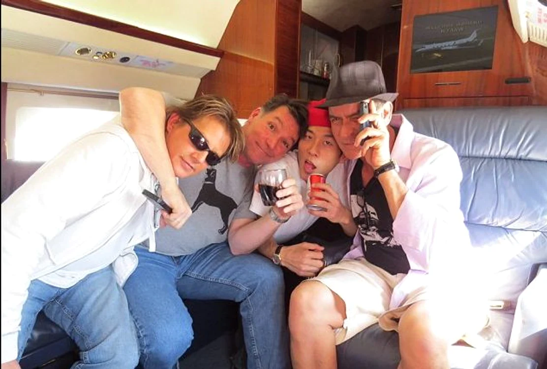 Charlie Sheen şi Han (cel de lângă el) în timpul unui zbor, stropit cu alcool 