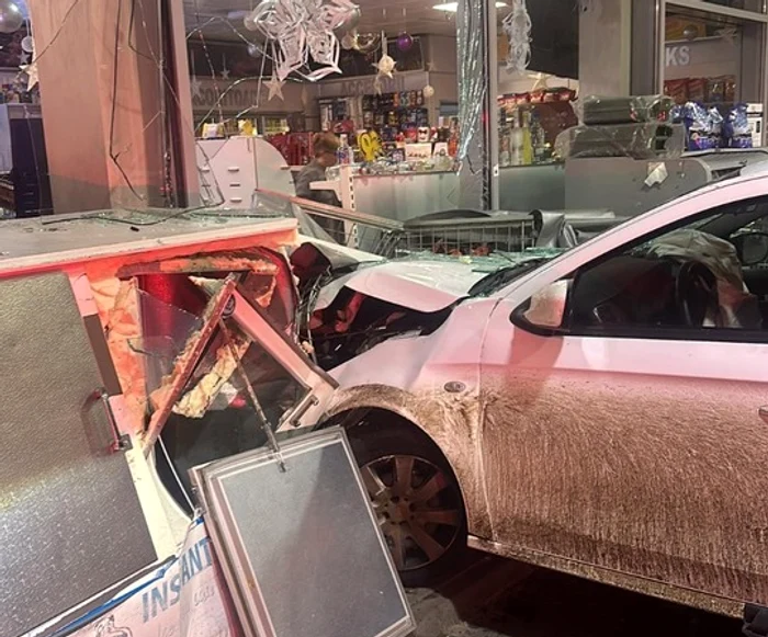Mașina marocanului s-a oprit în vitrina benzinăriei FOTO: Facebook/Info Trafic Timișoara