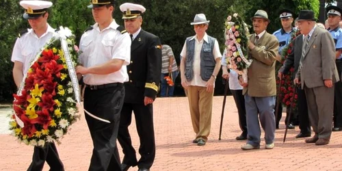 Depunere de coroane de flori (arhivă)