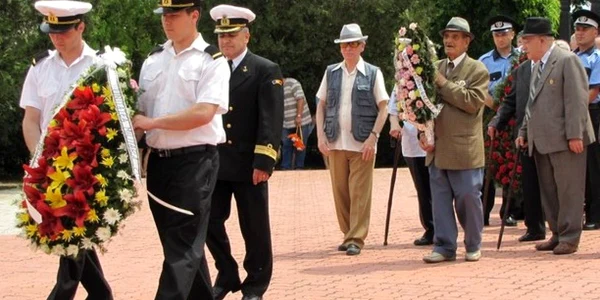 Depunere de coroane de flori (arhivă)