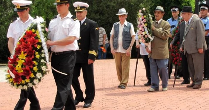 Depunere de coroane de flori FOTO Adevărul