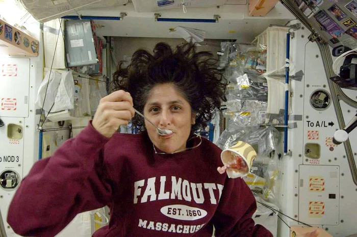 Astronaut la bordul ISS mâncând înghețată