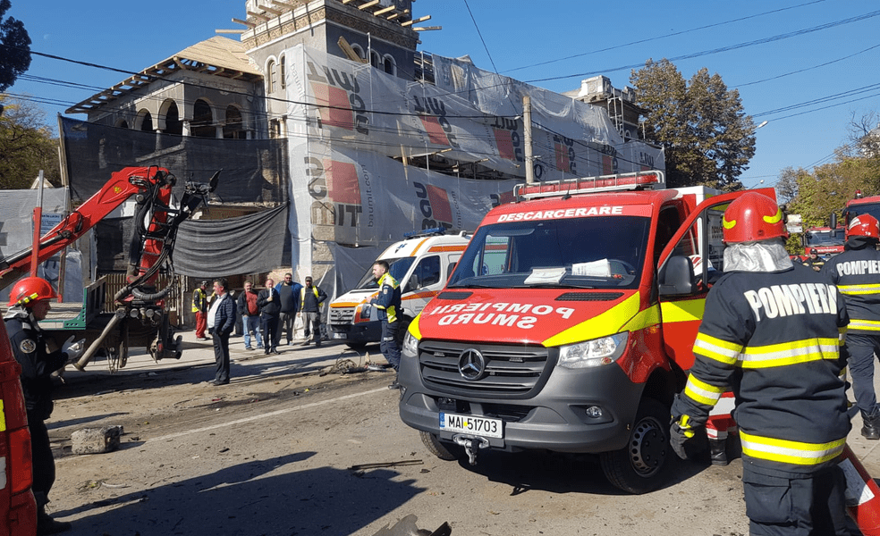 Accident grav în Slatina. Coliziune între un camion și un autoturism, care au ricoșat în pietoni aflați „la ocazie”