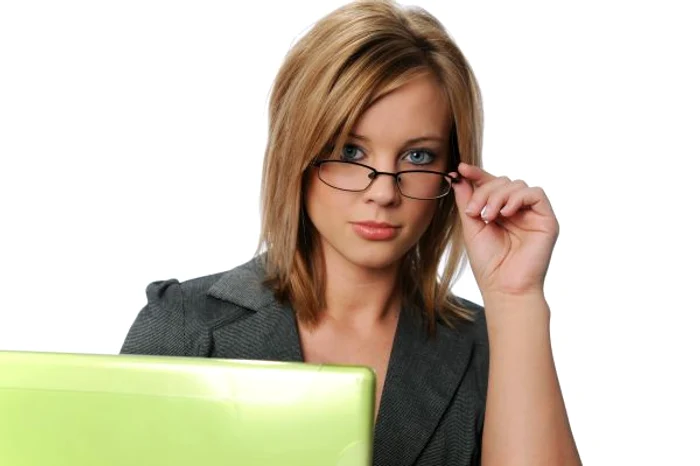 Oboseala, stresul, poluarea, statul timp îndelungat în faţa computerului și îmbătrânirea sunt factori care pot afecta ochiiwww.clicksanatate.ro