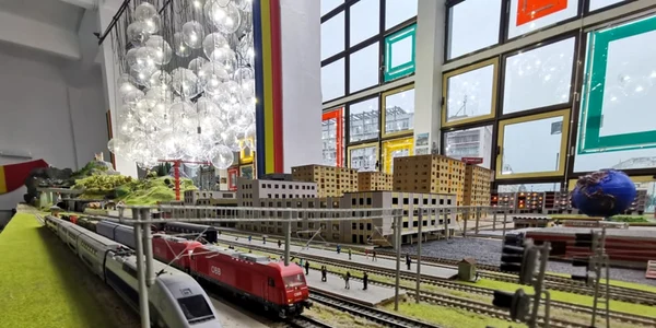 Spectacolul trenuleţelor electrice din Gara de Nord din Timişoara FOTO Ş.Both