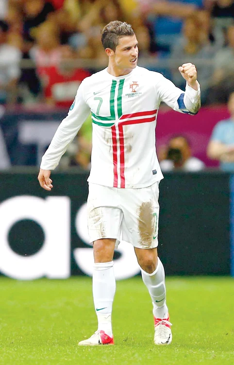 
    Cristiano Ronaldo are milioane de  fani în întreaga lume  