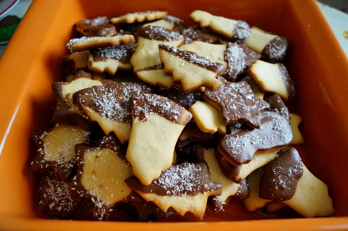 
    Fursecuri cu unt şi ciocolată  