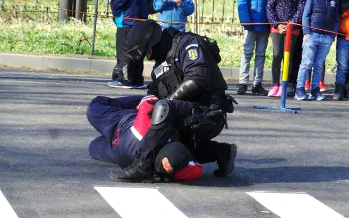 Jandarmii din Vrancea au efectuat un exerciţiu tactic