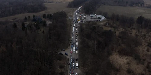 Kilometri intregi de maşini la graniţa Ucrainei cu Polonia. Foto Gettyimages