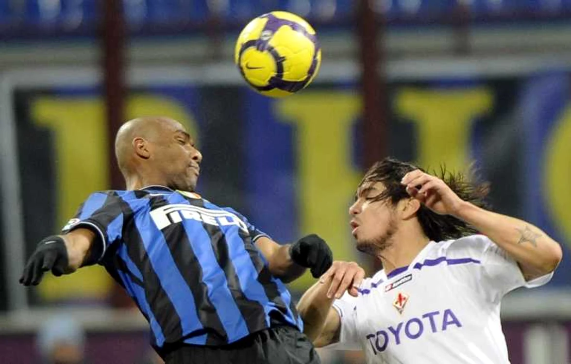Maicon (stânga), într-un duel aerian cu Vargas de la Fiorentina.