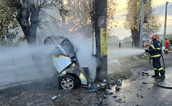 VIDEO Accident cumplit în Prahova: un bărbat a murit după ce mașina sa a luat foc în urma unui accident