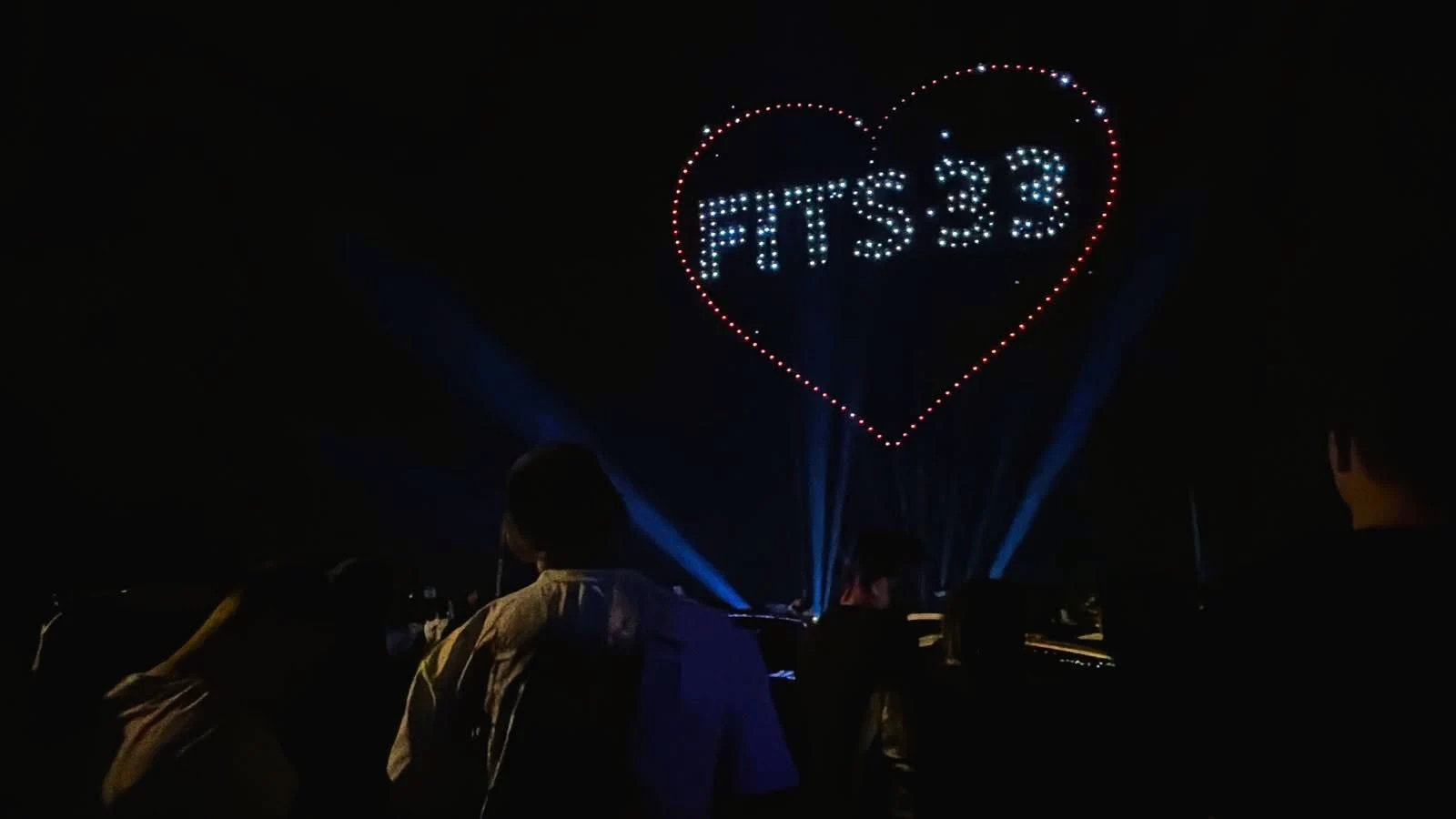 O adolescentă de 16 ani a căzut de la aproximativ patru metri în timpul show-ului cu drone care a încheiat Festivalul de Teatru de la Sibiu
