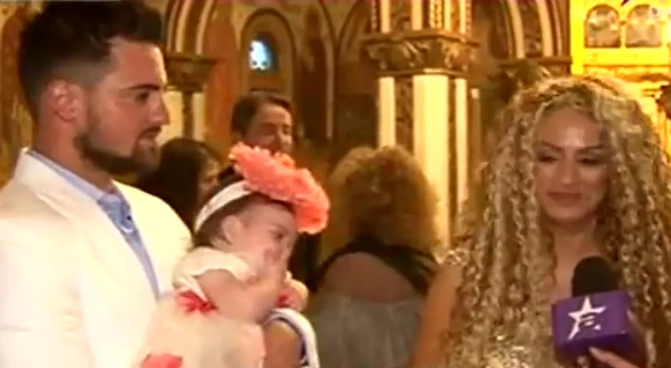 Sânziana Buruiană și Nicolae Zuluf, la sfârșitul ceremoniei religioase de creștinare a Izabelei Ștefania