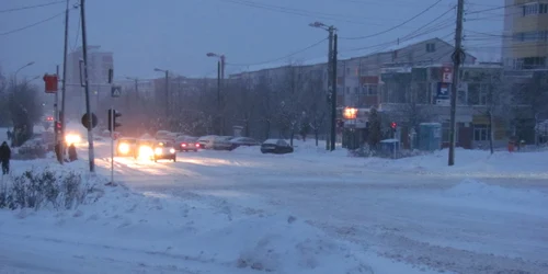 Traficul se desfăşoară cu dificultate chiar şi pe strada principală