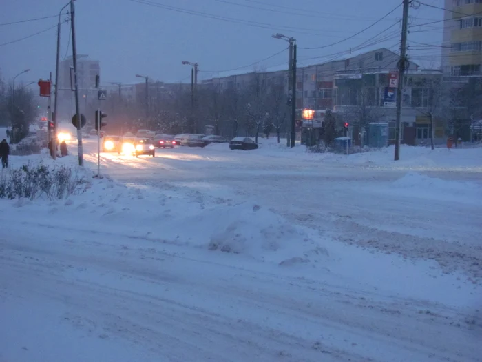 Traficul se desfăşoară cu dificultate chiar şi pe strada principală