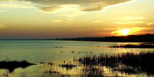Lacul  Brateş FOTO Florin Costache