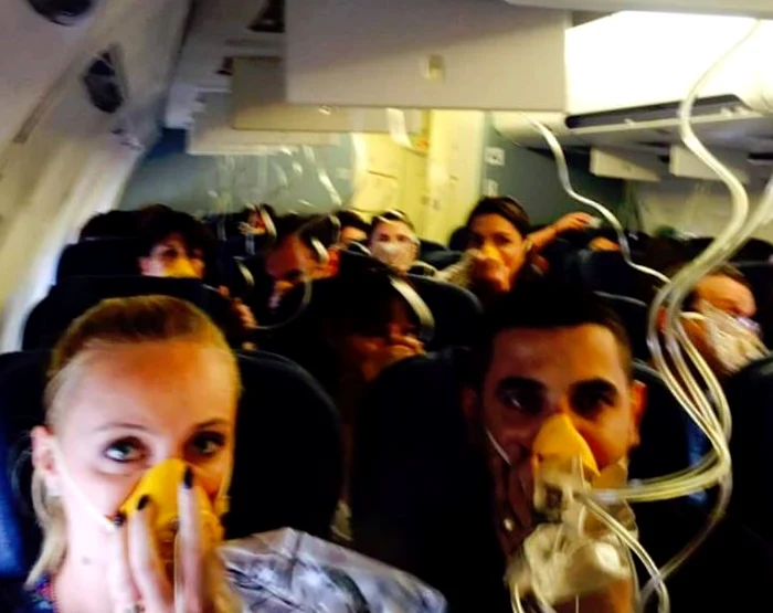 Pasagerii s-au fotografiat cu măștile de oxigen pe figură (foto: Facebook Vitalie Cojocari)