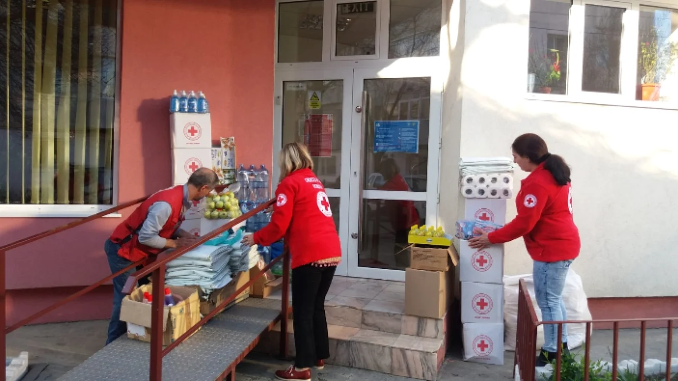Reţele de voluntari din toată ţară îi ajută pe cei carantinaţi şi auto-izolaţi FOTO: radioromanialiberă