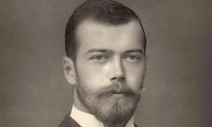 8 martie: Începe Revoluţia de la Petrograd, în urma căreia ţarul Nicolae al II lea abdică jpeg
