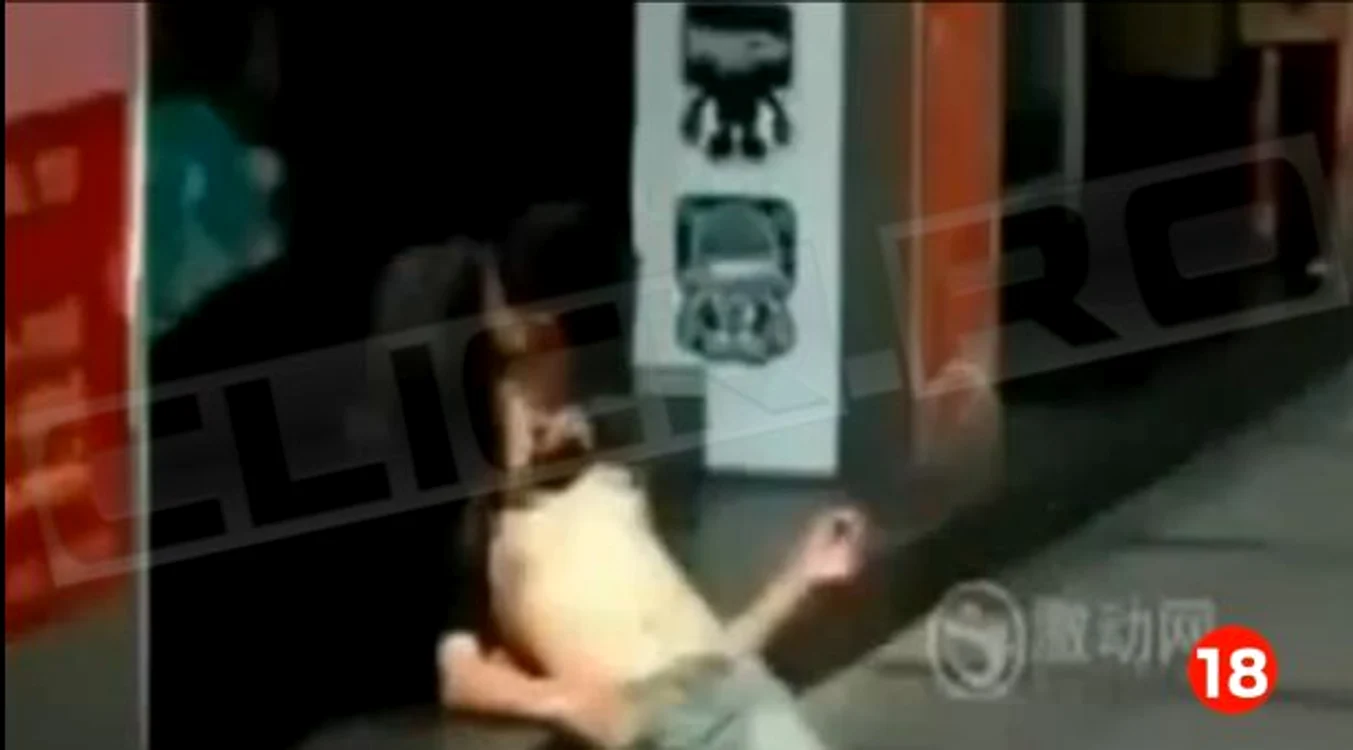 
    Nici un trecător nu a intervenit să-l oprească  