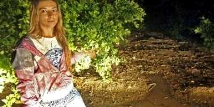 O vecină arată locul unde a fost abandonat cadavrul românul FOTO: Levante-EMV