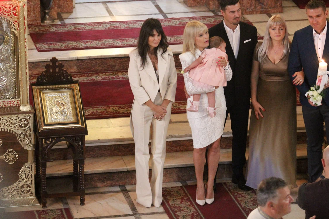 
    Dana Budeanu a purtat un costum elegantfoto: BLITZ  