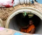 FOTO Profimedia - Un călugăr stă într-un adăpost anti-bombă pe fondul escaladării disputei dintre Thailanda și Cambodgia