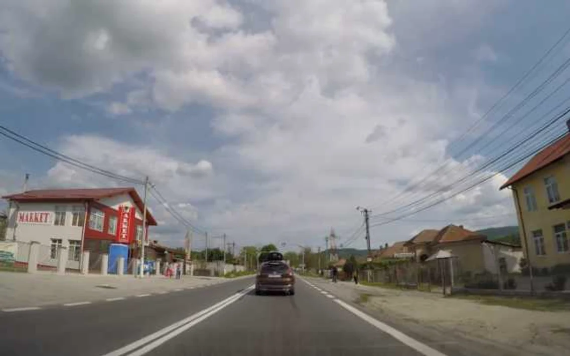 Comuna Budeşti Vâlcea DN 7 în zona şcolii şi a intersecţiei care duce spre centrul comunei Foto Adevărul
