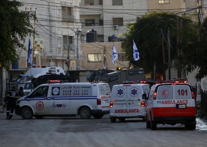 Ambulanțe care intervin după un atac al soldaților israelieni FOTO Profimedia