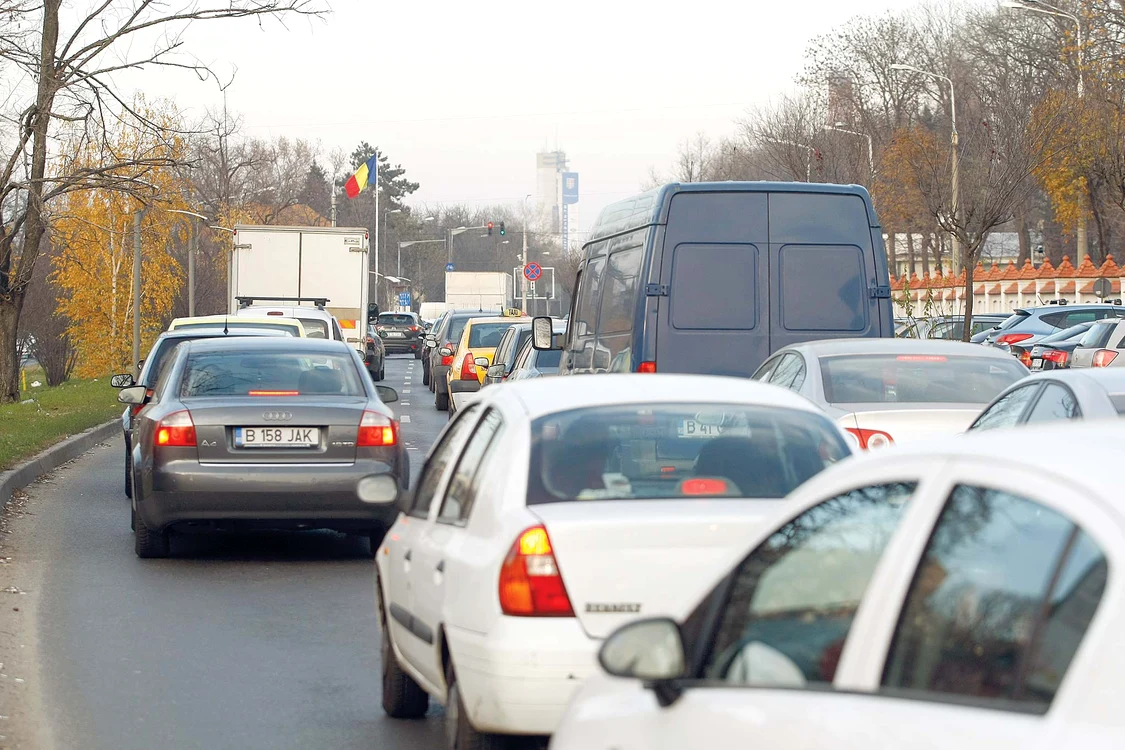 
    Restricțiile de trafic din zona Eroilor  au transformat bd. Geniului într-un  adevărat drum al suferinței  